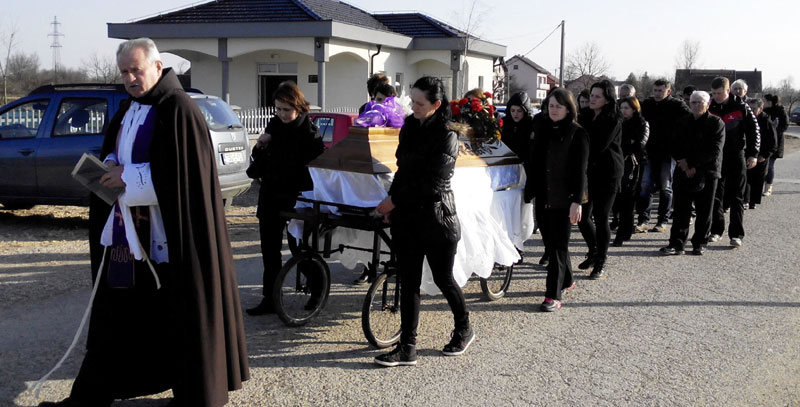 Најавила мајци да иде у смрт